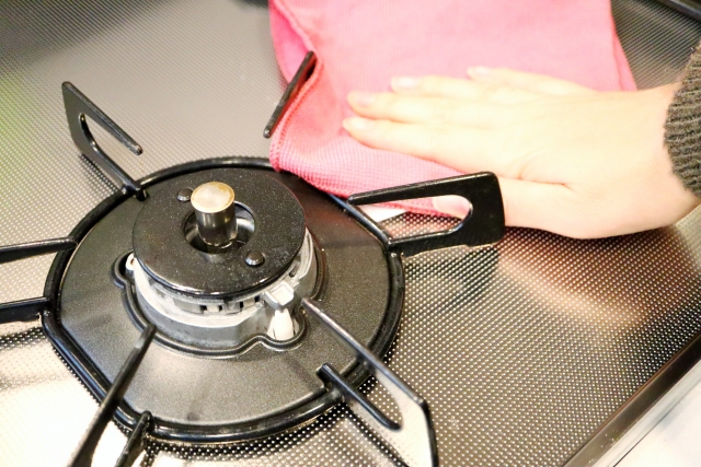 キッチン油汚れにはアクが効果的⁉捨てる前に再利用！灰汁の作り方とはキッチン油汚れの原因