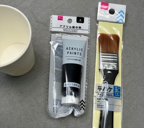 100均の絵具とハケ