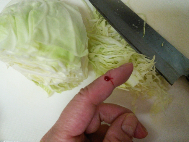 包丁で指切った
