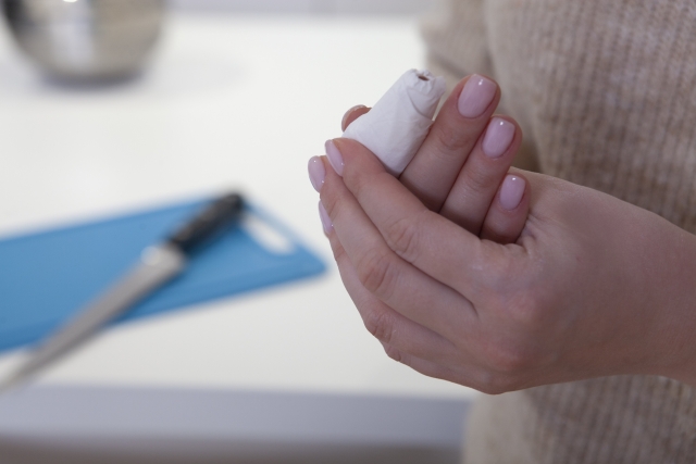 包丁で指切った